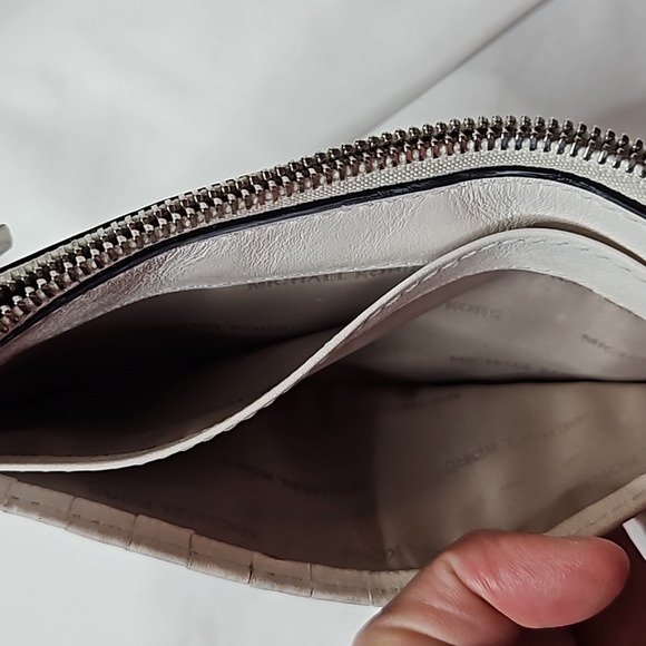 Micheal Kors white&metallic Silver Zippy card case long wallet - Picture 8 of 8